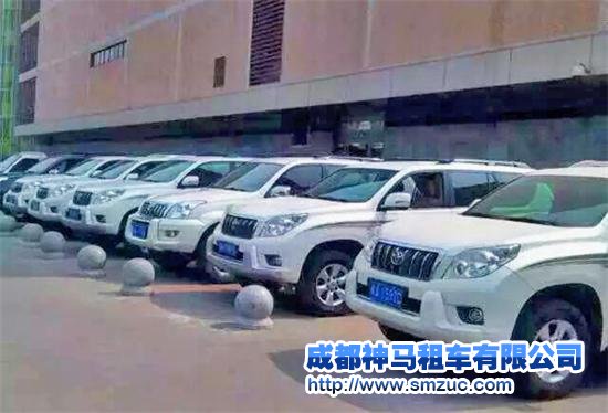成都租車市場或?qū)⒉饺敕ㄖ位壍? /><br />
成都租車市場或?qū)⒉饺敕ㄖ位壍?/div>
<p><strong>成都租車市場</strong>或?qū)⒉饺敕ㄖ位壍?，成都現(xiàn)有租車公司近500家，租車市場上可調(diào)配的車輛多大10萬輛。但隨著成都的發(fā)展，傳統(tǒng)租車市場的亂象已經(jīng)打亂了市民的出行要求，互聯(lián)網(wǎng)租車市場應(yīng)運(yùn)而生，使得傳統(tǒng)租車行業(yè)受到?jīng)_擊。</p>
<p><strong>成都租車市場</strong>或?qū)⒉饺敕ㄖ位壍?，這是租車市場發(fā)展的必然歸屬。移動出行平臺的出現(xiàn)，互聯(lián)網(wǎng)租車公司的成立，使得這些租車公司的價(jià)格行為尚未納入到政府的管理。租車價(jià)格都是企業(yè)自行制定，并經(jīng)常單方面進(jìn)行調(diào)整，多數(shù)產(chǎn)品價(jià)格低于傳統(tǒng)租車行業(yè)價(jià)格，嚴(yán)重侵占了傳統(tǒng)汽車租賃市場份額，打亂了租車市場平衡;移動出行平臺公司頻繁采取巨額‘燒錢’營銷策略，以低于成本的價(jià)格進(jìn)行市場促銷，擾亂了正常市場秩序，損害了其他經(jīng)營者的合法權(quán)益，給社會造成不穩(wěn)定因素。</p>
<div style=
